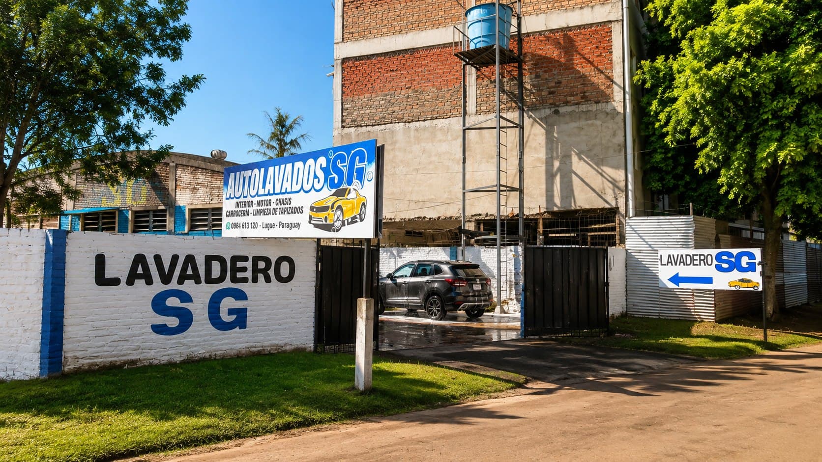 Entrada del Lavadero SG con su cartel y acceso para vehículos.